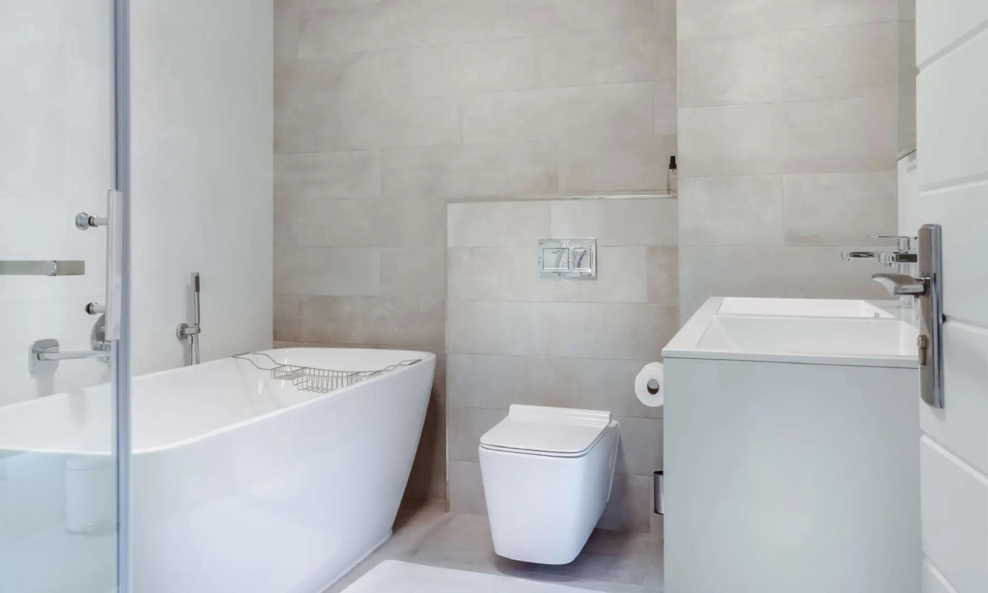Modernes Badezimmer mit großformatigen Fliesen